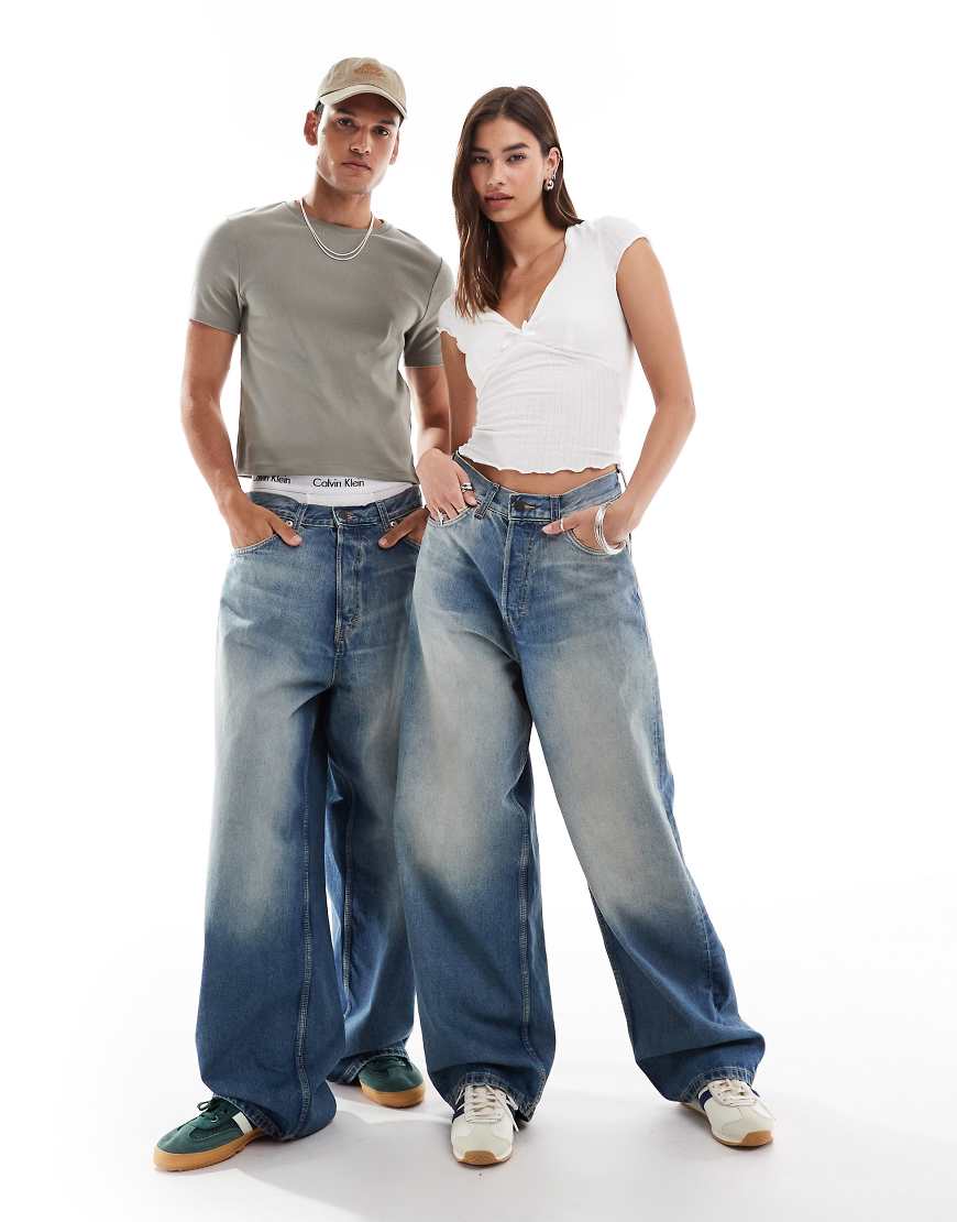 Weekday - Unisex - Astro - Jeans in schlieriger blauer Waschung mit lockerem, weitem Schnitt Weekday - Unisex - Astro - Jeans in schlieriger blauer Waschung mit lockerem, weitem Schnitt von Weekday