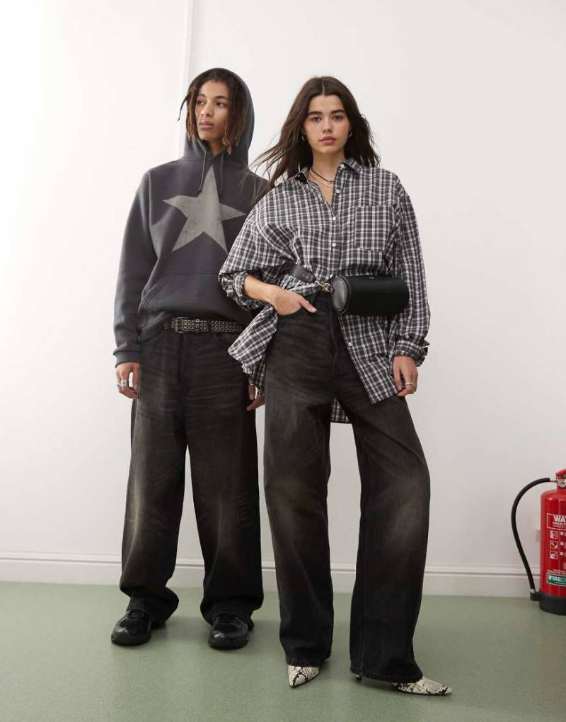 Weekday - Unisex Astro - Locker geschnittene, weite Jeans in schwarzer Acid-Waschung mit niedrigem Bund von Weekday