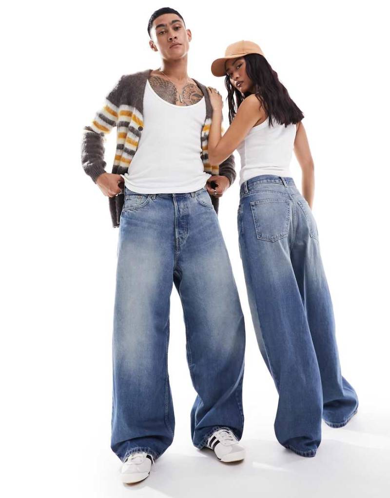 Weekday - Unisex - Astro - Loose Fit Jeans in Jackpot-Blau mit weitem Bein von Weekday