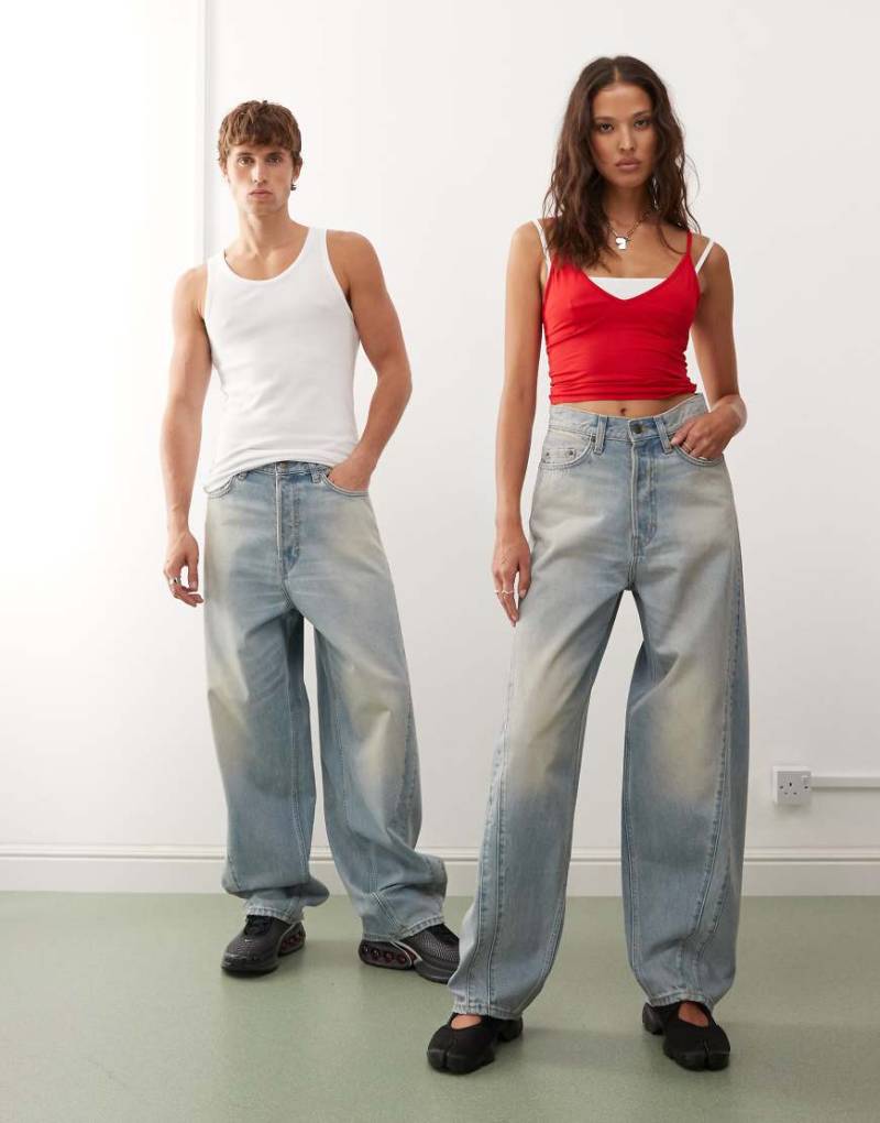 Weekday - Unisex-Ballonjeans in verwaschenem Hellblau mit verdrehter Naht von Weekday