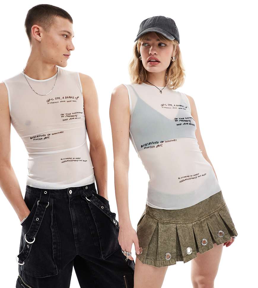 Weekday - Unisex - Klara - Transparentes Oberteil aus Netzstoff in gebrochenem Weiß mit grafischem Textprint, exklusiv bei ASOS Weekday - Unisex - Klara - Transparentes Oberteil aus Netzstoff in gebrochenem Weiß mit grafischem Textprint, exklusiv bei ASOS von Weekday