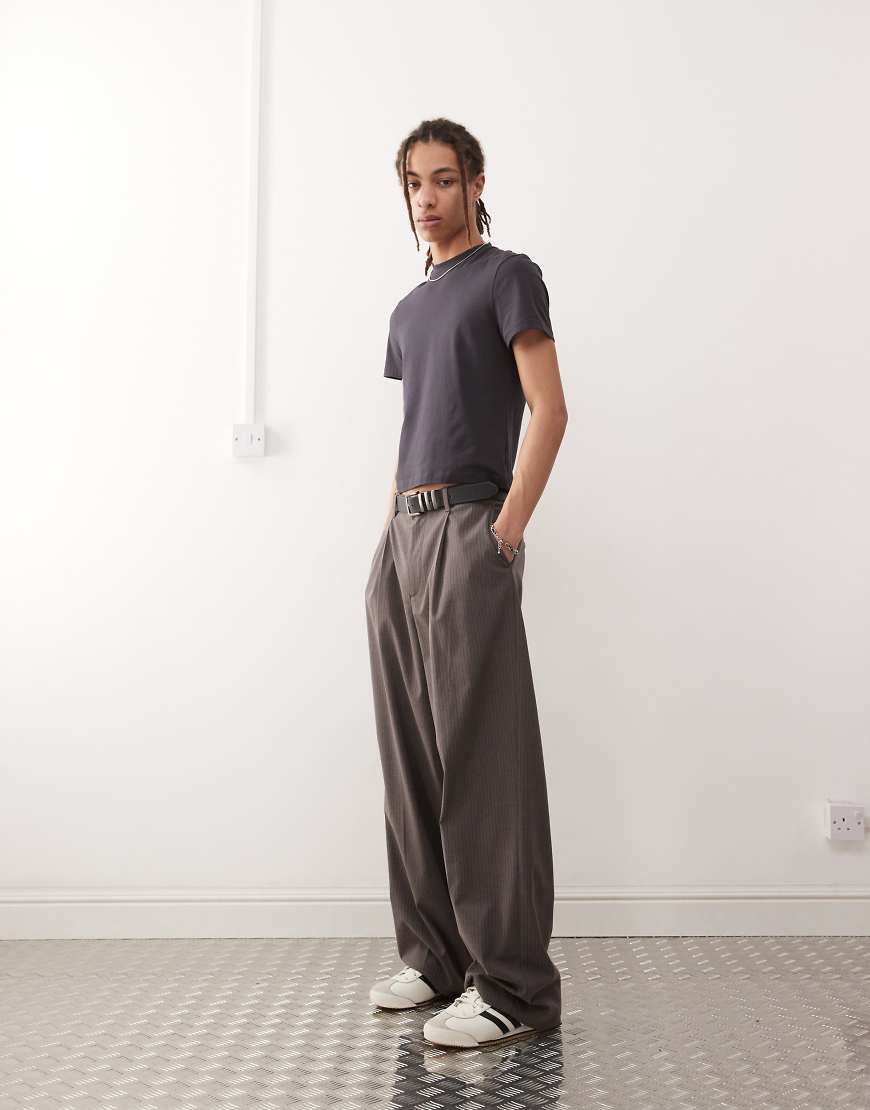 Weekday - Uno - Loose Fit Hose in Braun mit Nadelstreifen Weekday - Uno - Loose Fit Hose in Braun mit Nadelstreifen von Weekday