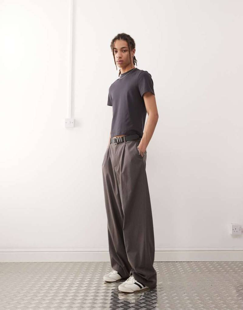Weekday - Uno - Loose Fit Hose in Braun mit Nadelstreifen von Weekday