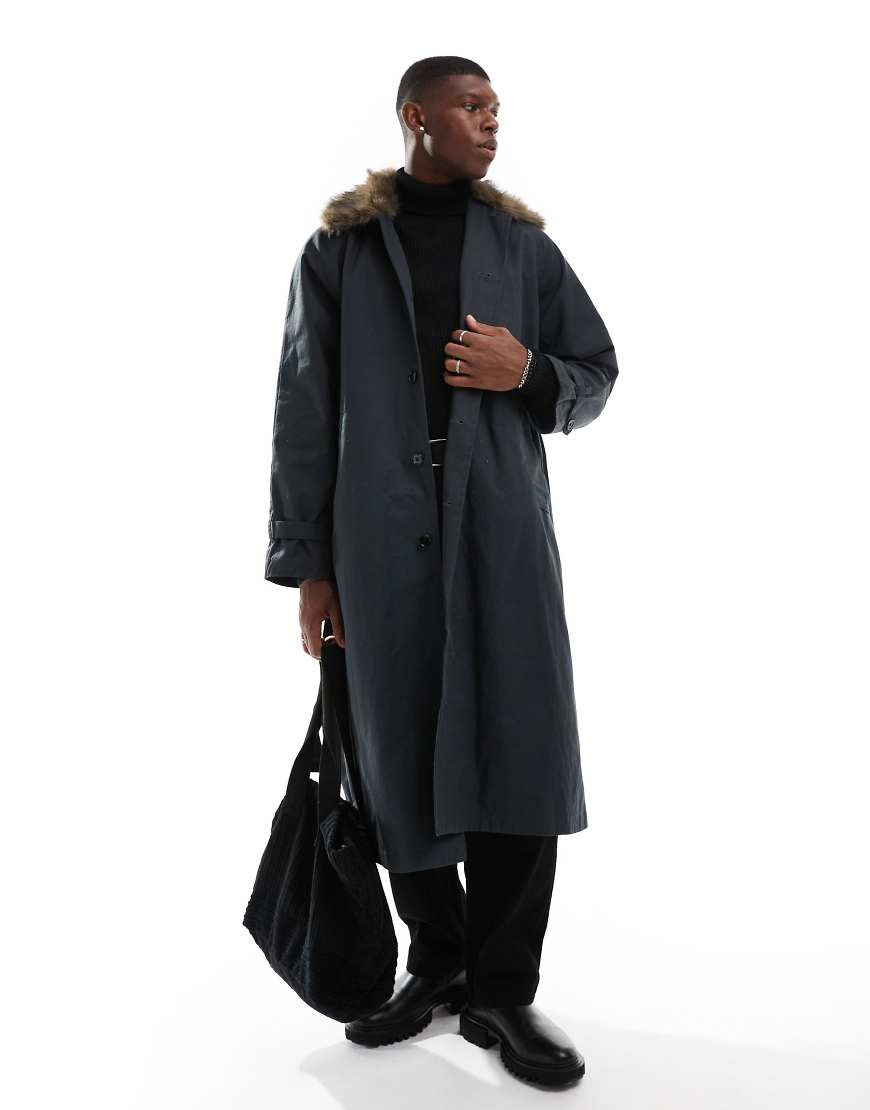 Weekday - Wade - Oversize-Trenchcoat in gebrochenem Schwarz mit Kunstpelzkragen von Weekday