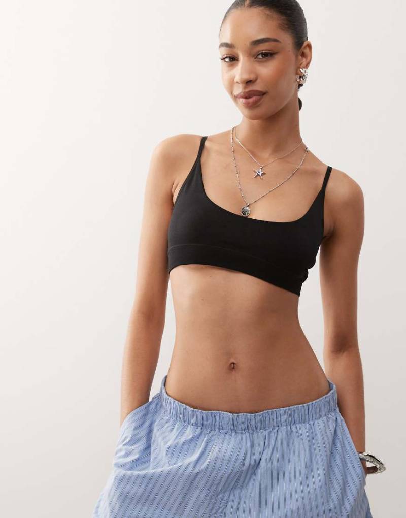 Weekday - Weicher, nahtloser BH in Schwarz mit U-Ausschnitt von Weekday