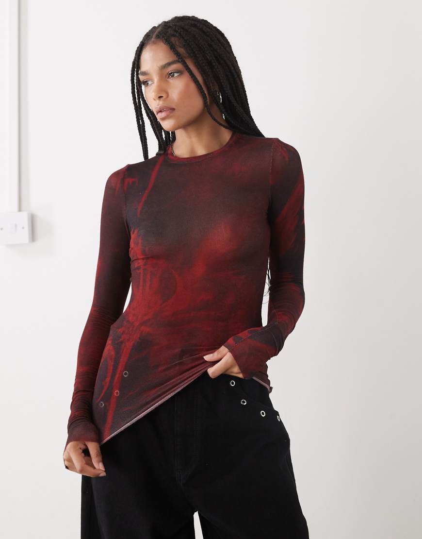 Weekday - Weiches, langärmliges Oberteil in Rot mit All-over-Drachen-Grafikprint von Weekday