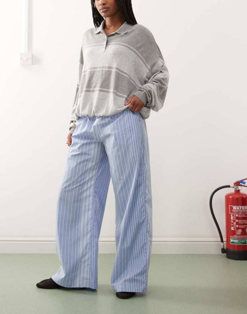 Weekday - Weit geschnittene Hose mit ungleichen blauen Streifen von Weekday