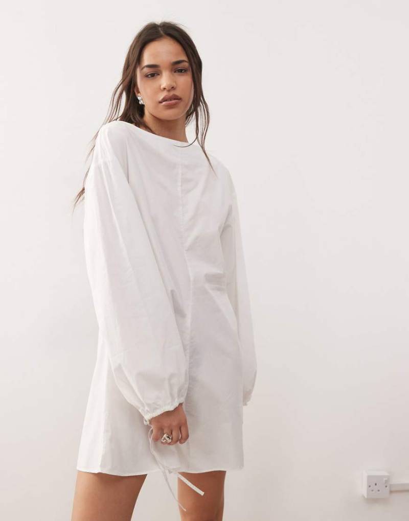 Weekday - Weit geschnittenes, langärmliges Mini-Hängerkleid in Weiß von Weekday