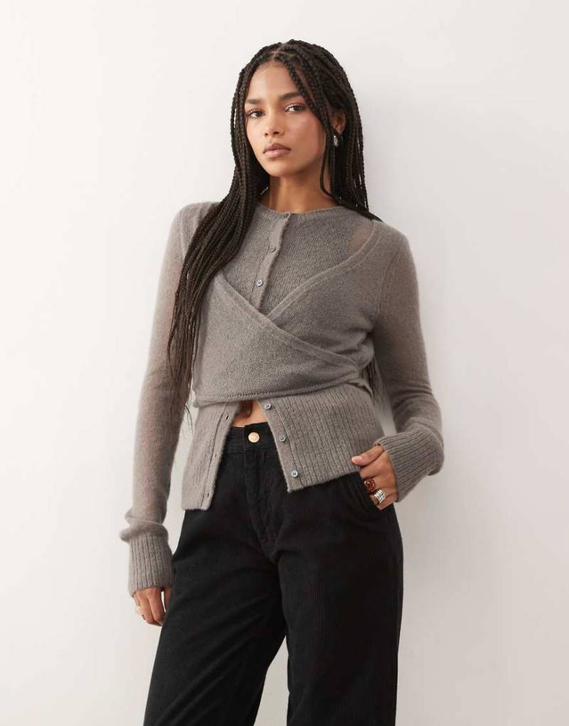 Weekday - Wickel-Strickjacke aus Wollmischung in Dunkelgrau mit Knopfdetail von Weekday