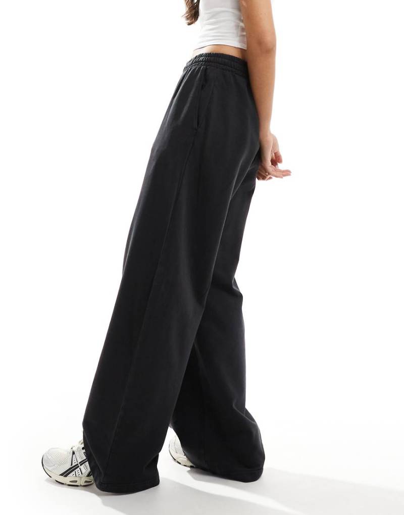 Weekday Wide Fit - Locker geschnittene Jogginghose in gebrochenem Schwarz von Weekday