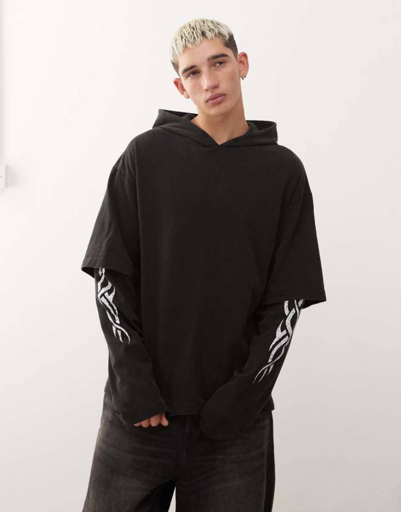 Weekday - Zweilagiger, langärmliger Kapuzenpullover in Schwarz mit Motivprint von Weekday