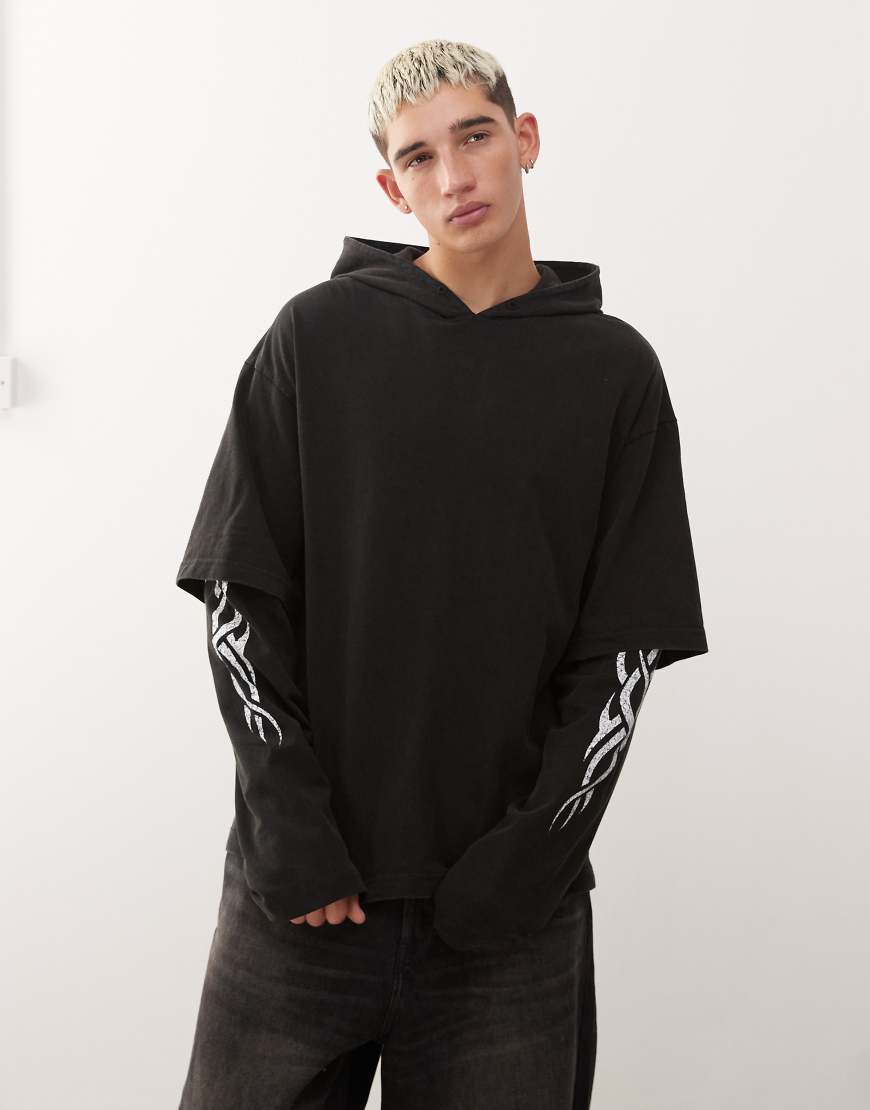 Weekday - Zweilagiger, langärmliger Kapuzenpullover in Schwarz mit Motivprint von Weekday