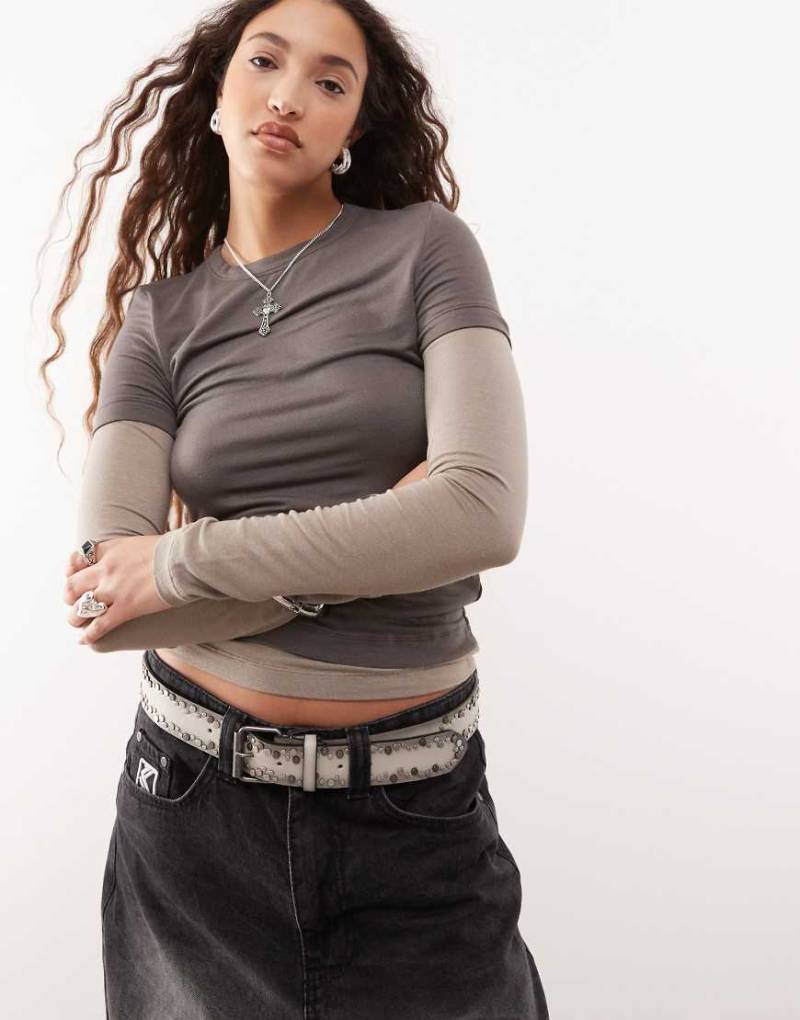 Weekday - Zweilagiges T-Shirt in farblich abgestimmtem Braun mit schmalem Schnitt von Weekday