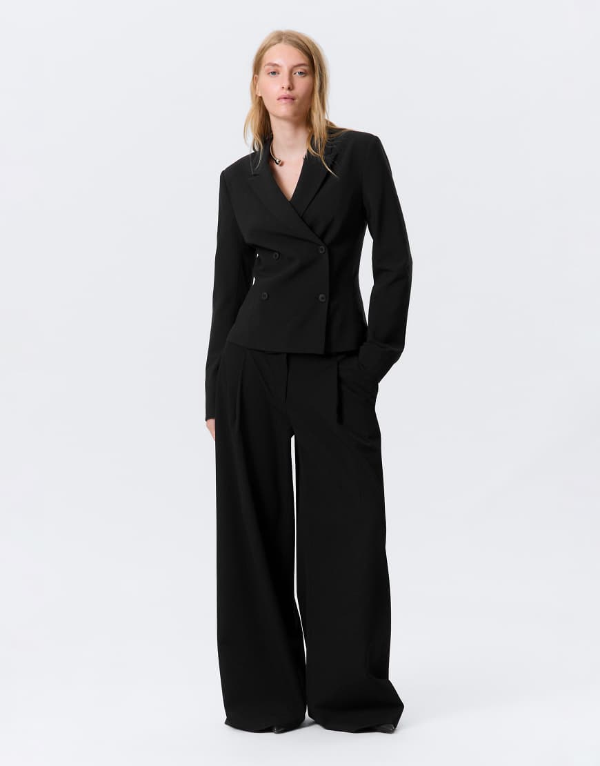 Weekday - Zweireihiger Slim Fit-Blazer in Schwarz Weekday - Zweireihiger Slim Fit-Blazer in Schwarz von Weekday