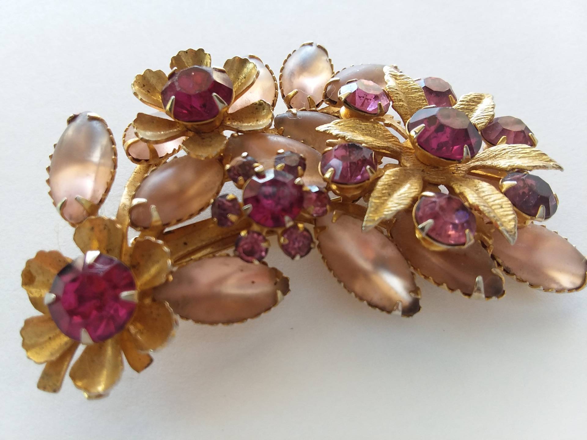 Jahrgang Unterzeichnet Judy Lee Schattierungen Von Rosa Strass Gold-Ton Blumenbrosche Mattiert Navetten Jahrgang Unterzeichnet Judy Lee Schattierungen Von Rosa Strass Gold-Ton Blumenbrosche Mattiert Navetten von WeekendsWithBernie
