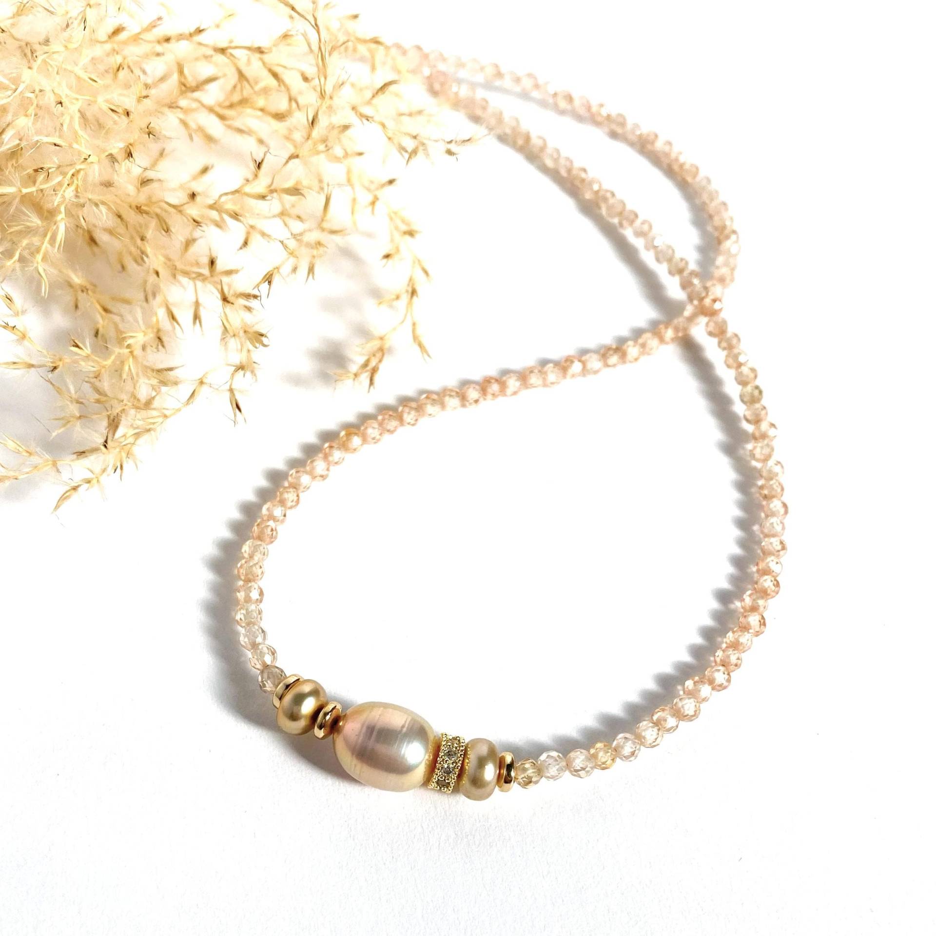 Kurze Perlenkette Aus Edelsteinen Und Perlen, Funkelnde Kette, Champagner-Rosé, Süßwasserperlen Kurze Perlenkette Aus Edelsteinen Und Perlen, Funkelnde Kette, Champagner-Rosé, Süßwasserperlen von Weibertraum