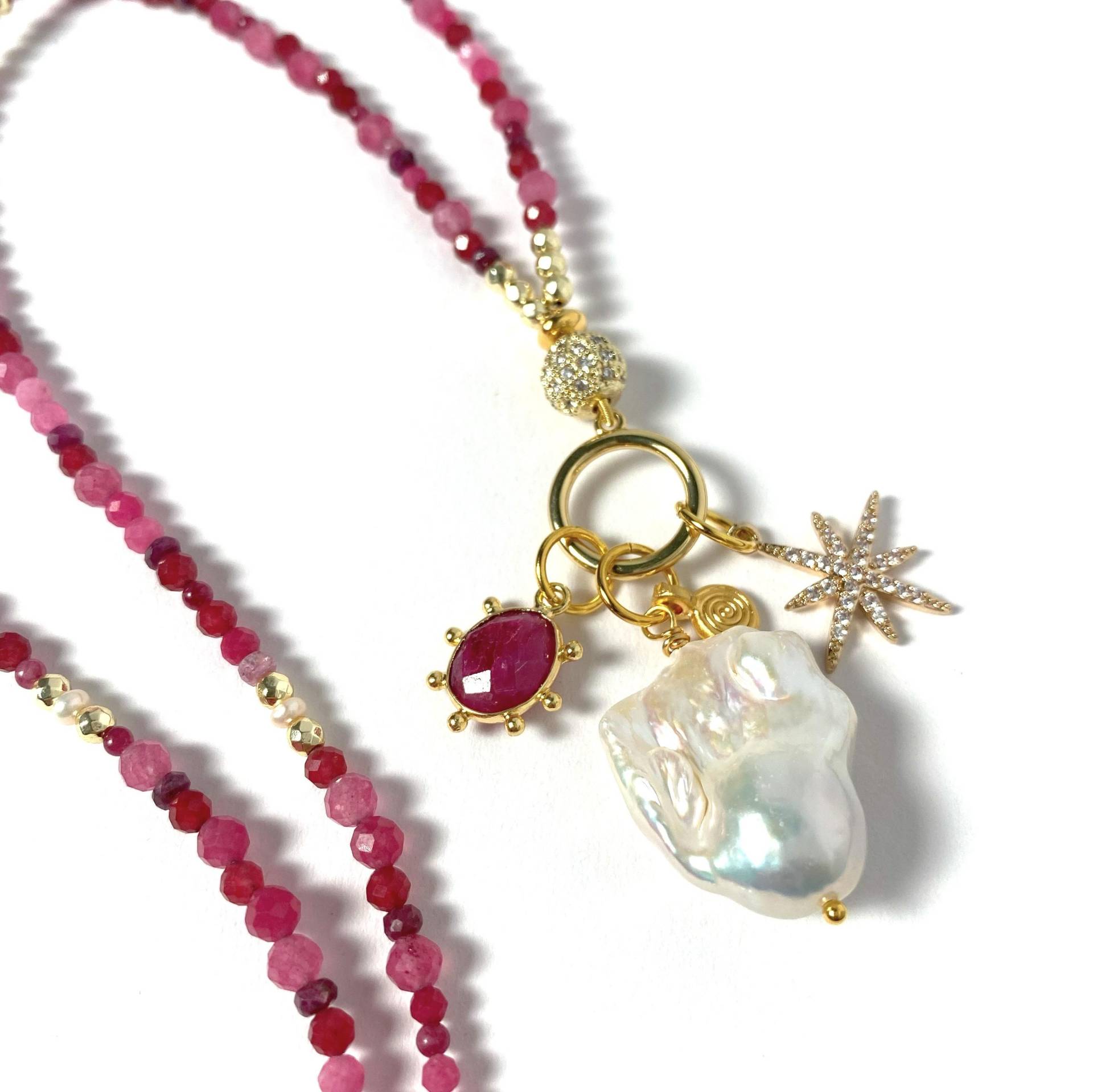 Lange Kette Pink Rubin Mit Barockperle Und Charm-Anhängern Für Damen Lange Kette Pink Rubin Mit Barockperle Und Charm-Anhängern Für Damen von Weibertraum