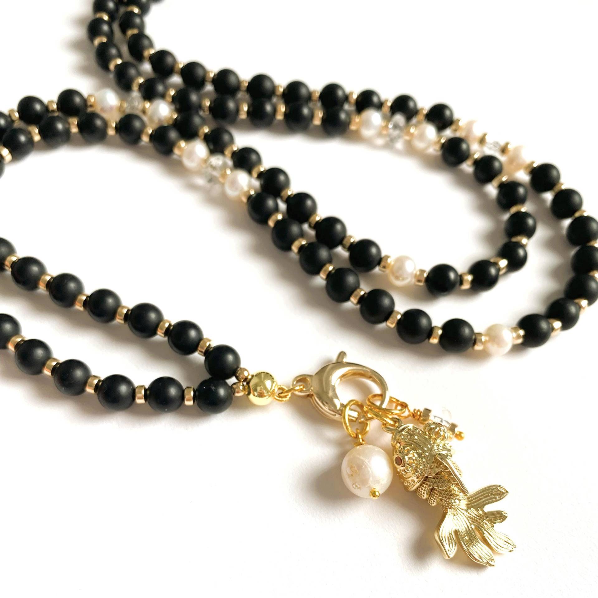 Lange Schwarze Kette Mit Fisch Anhänger, Wechselkette - Schwarz-Weiß-Gold, Edelsteinkette Onyx, Bergkristall, Süßwasserperlen Lange Schwarze Kette Mit Fisch Anhänger, Wechselkette - Schwarz-Weiß-Gold, Edelsteinkette Onyx, Bergkristall, Süßwasserperlen von Weibertraum