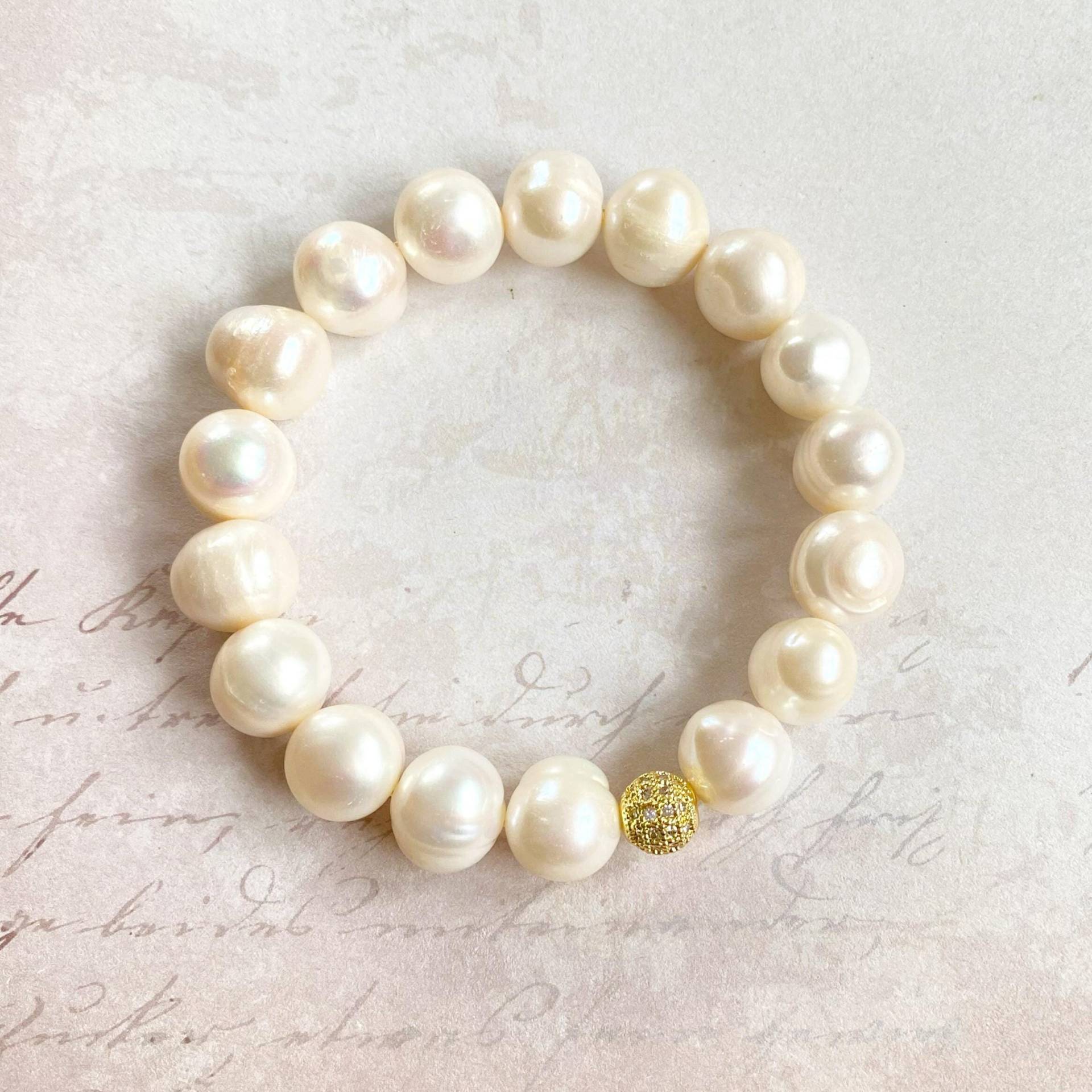 Weißes Perlenarmband Mit Gold - Das Aus Großen Cremeweißen Barockperlen Ist Ein Luxus-Geschenk Für Jede Frau Weißes Perlenarmband Mit Gold - Das Aus Großen Cremeweißen Barockperlen Ist Ein Luxus-Geschenk Für Jede Frau von Weibertraum
