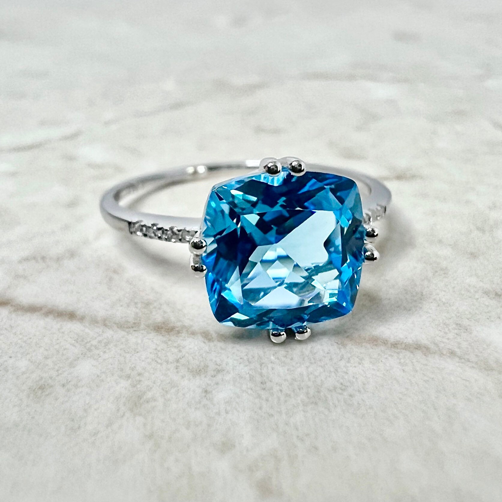 14K Schweizer Blautopas Und Diamant Solitär Cocktail - Weißgold Ring Dezember Geburtsstein Geburtstagsgeschenk -Geschenk Für Sie von WeilJewelry