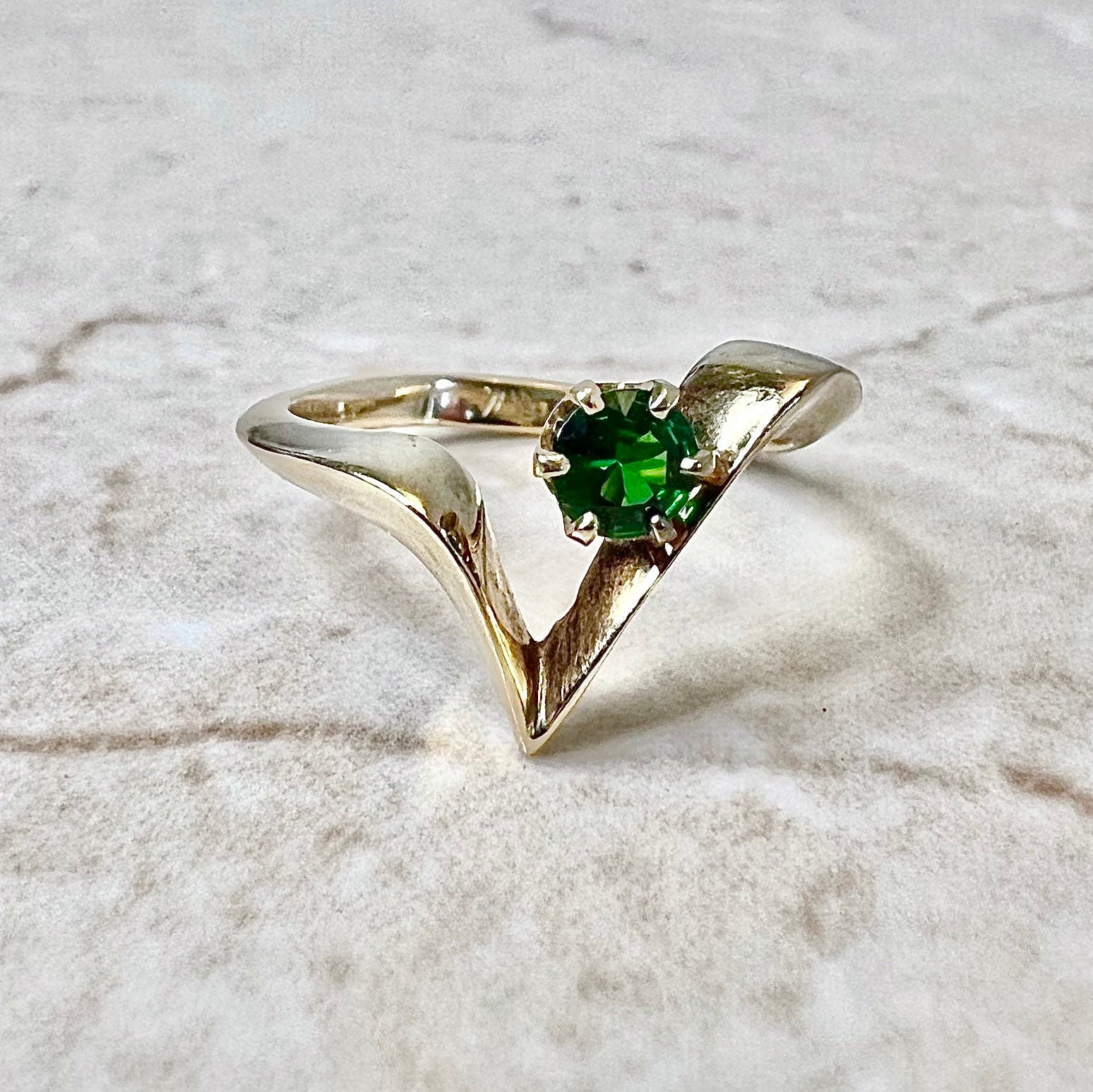 Vintage 14K Natürlicher Tsavorit Granat Solitär Ring - V Form Gelbgold Cocktail Versprechen Geburtstagsgeschenk Bestes Geschenk Für Sie von WeilJewelry