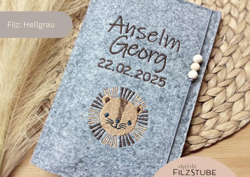 Personalisierte U-Heft Hülle Löwe Aus Filz Mit Name Babygeschenk Geburt Taufe Filzhülle Untersuchungshefthülle Junge Mädchen von WeinbergerDesign