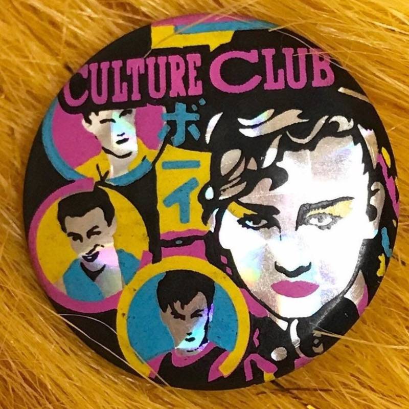 Vintage 1980S Kultur Club Funkelnder Runder Button Vintage 1980S Kultur Club Funkelnder Runder Button von WeirdWorldVintage