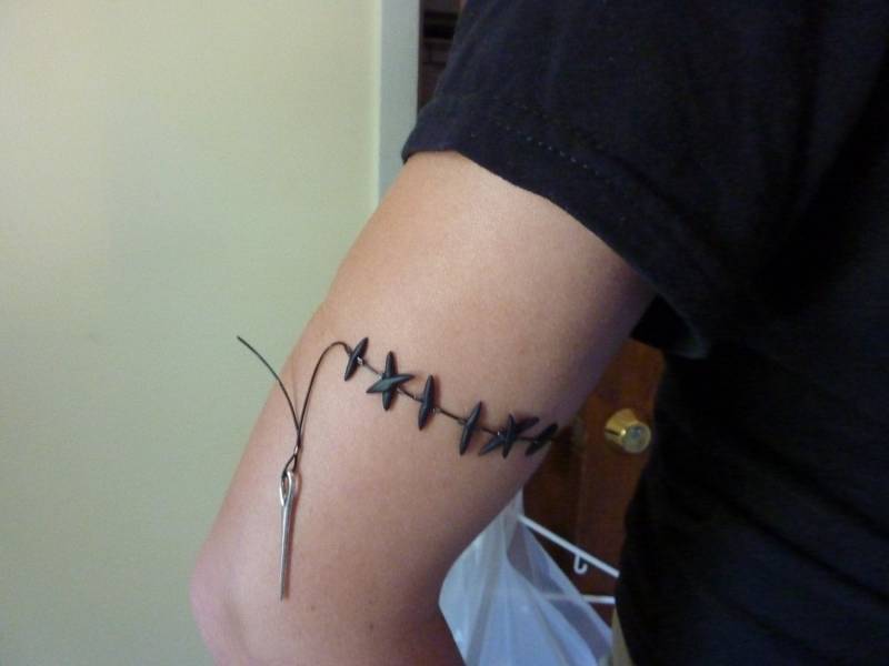 Sally Stitches Ragdoll Armband Mit Nadel - Nightmare From Christmas Inspirierter Niedlicher Halloween Schmuck von WeirdlyCute