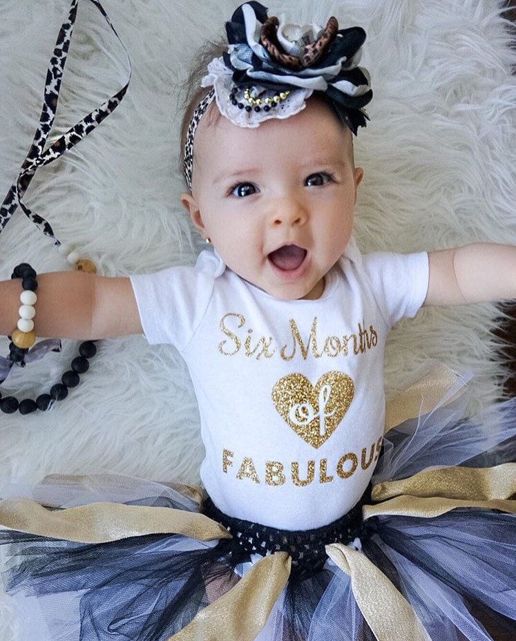 Die Original 6 Monate Fabelhafte 1/2 Hälfte Geburtstag Bodysuit Outfit Sparkly Glitter Herz - Jede Farbe Gold Silber Rosa Schwarz Die Original 6 Monate Fabelhafte 1/2 Hälfte Geburtstag Bodysuit Outfit Sparkly Glitter Herz - Jede Farbe Gold Silber Rosa Schwarz von WelcometoWonderland