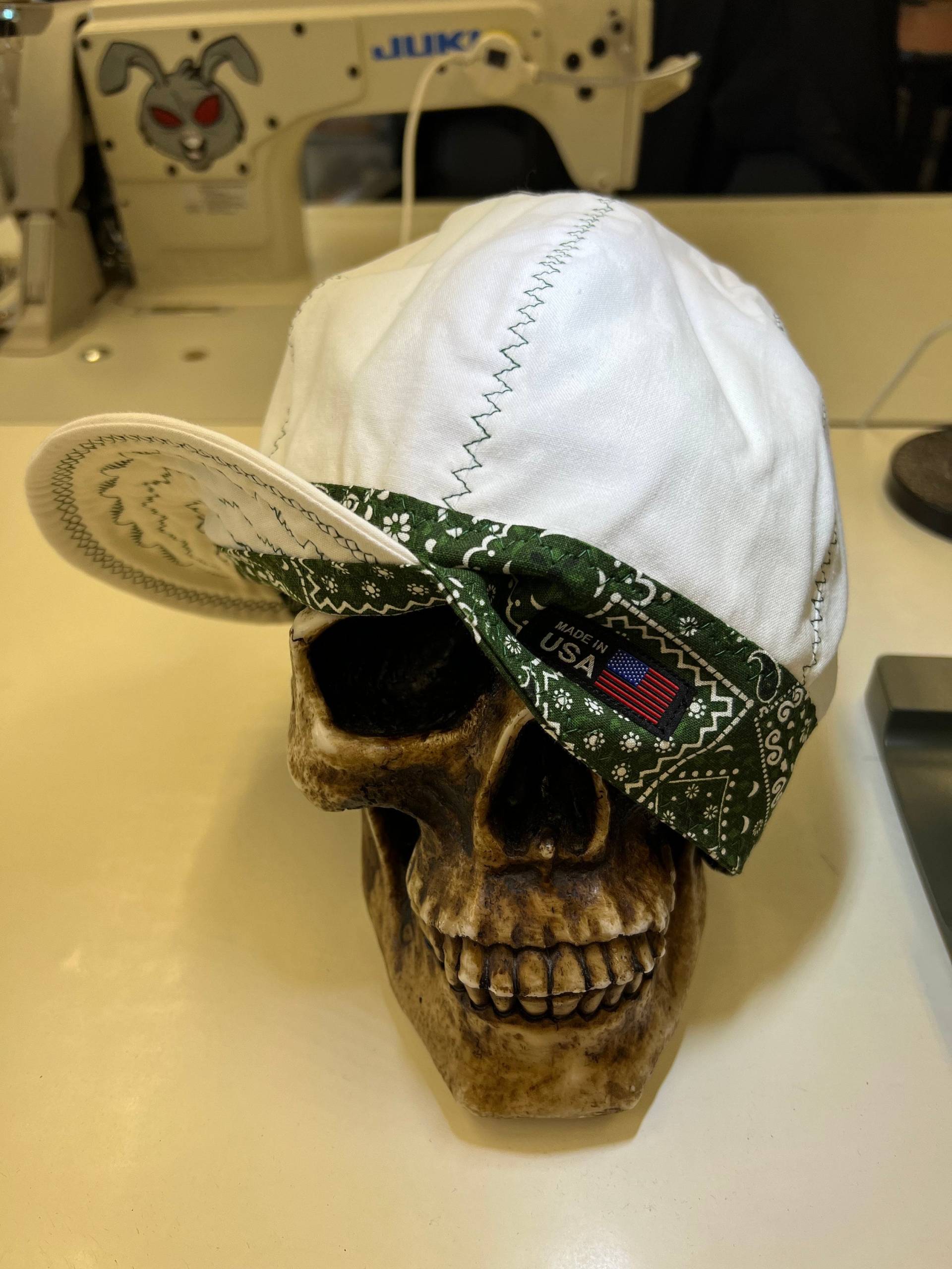 Weißes Bandana Banders - Dark Green Ziernaht Variiert Auf Bestellung Vorgewaschen- Weicher Und Strapazierfähiger Baumwollstoff Weißes Bandana Banders - Dark Green Ziernaht Variiert Auf Bestellung Vorgewaschen- Weicher Und Strapazierfähiger Baumwollstoff von WeldingCapsbyLori