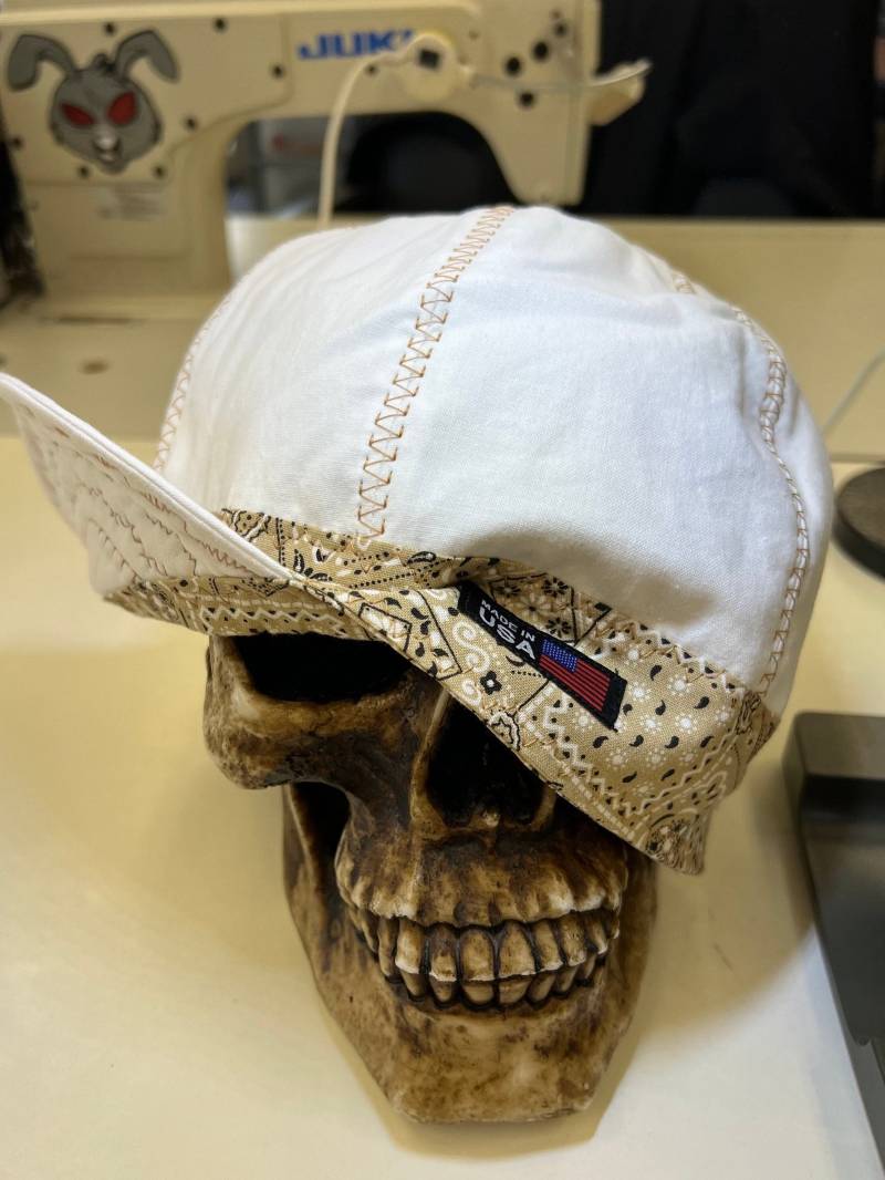 Weißes Bandana Banders - Tan Ziernaht Variiert Auf Bestellung Wendbar Vorgewaschen Weiche Und Strapazierfähige Baumwolle Weißes Bandana Banders - Tan Ziernaht Variiert Auf Bestellung Wendbar Vorgewaschen Weiche Und Strapazierfähige Baumwolle von WeldingCapsbyLori