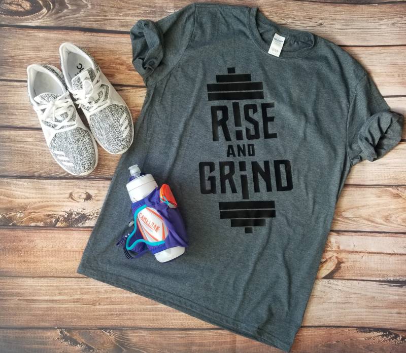 Herren T-Shirt - Rise Und Grind-Workout Shirt von WeldonVinylDesigns