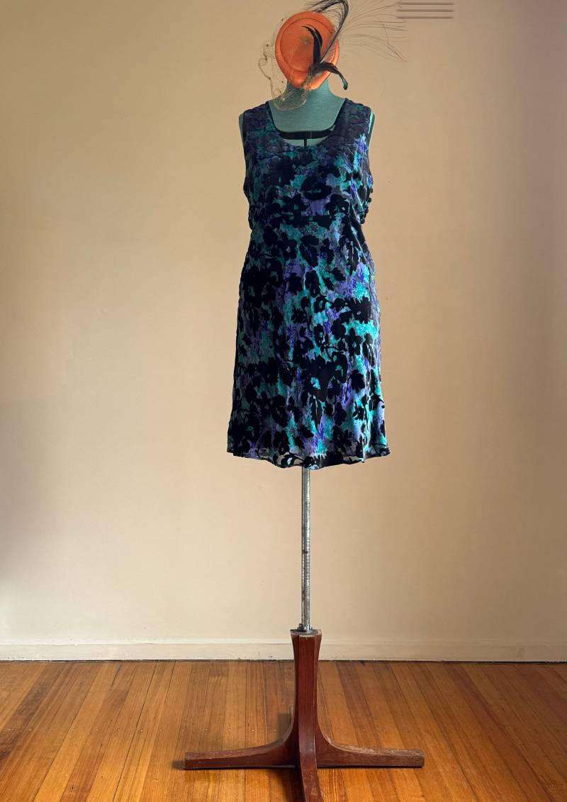 90Er Jahre Samt Flockmuster Kleid in Glam Farbe/Ärmelloses Etuikleid/Cocktailabendkleid/Formelles Kleid/Größe M-L von Wellchosen