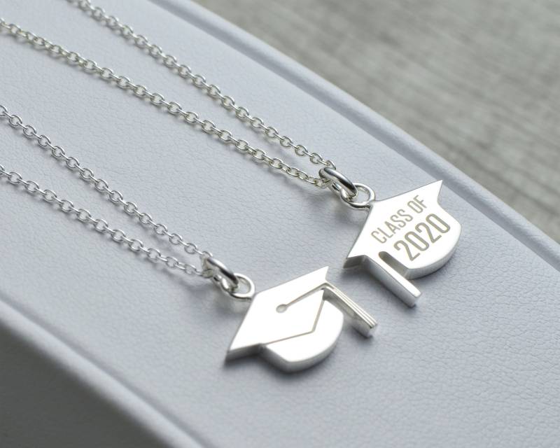 Personalisierte Zierliche Abschluss Halskette, Geschenk Für Sie, Tochter Klasse Von 2021, Quaste Und Charm von WellesleyRowJewelry