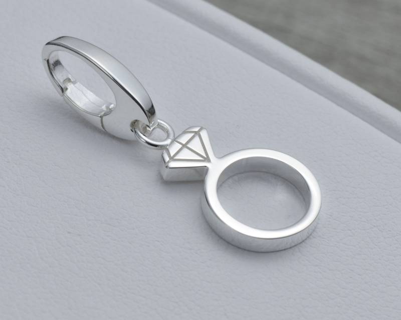 Silberner Ehering-Charm, Sterling-Silber-Charm, Blumenmädchen-Charm, Junior-Brautjungfer-Antrag, Blumenmädchen-Antrag, Antragsideen von WellesleyRowJewelry