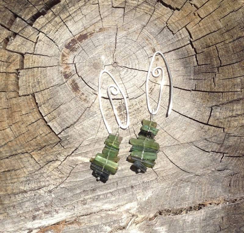 Grüner Turmalin Und Sterling Silber Edelstein Kunst Ohrringe Grüner Turmalin Und Sterling Silber Edelstein Kunst Ohrringe von WellnessGallery