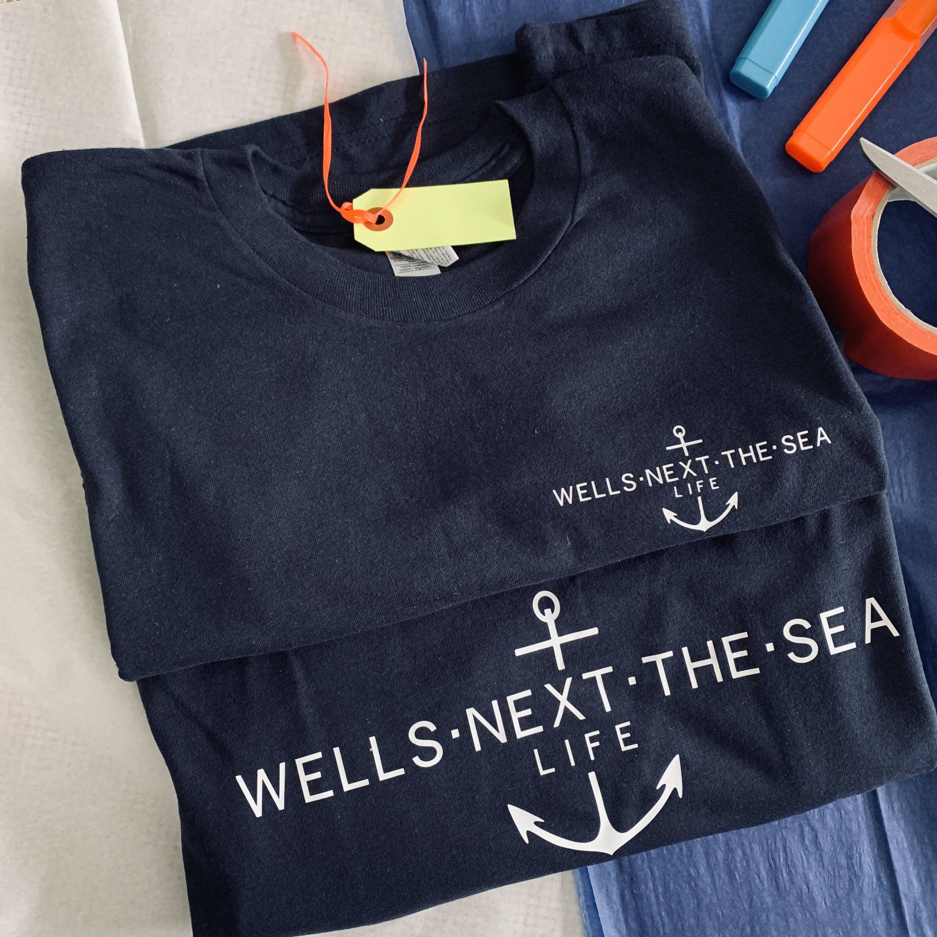 Wells Weiter Das Sea Life T-Shirt in Marineblau Wells Weiter Das Sea Life T-Shirt in Marineblau von WellsNextTheSeaLife