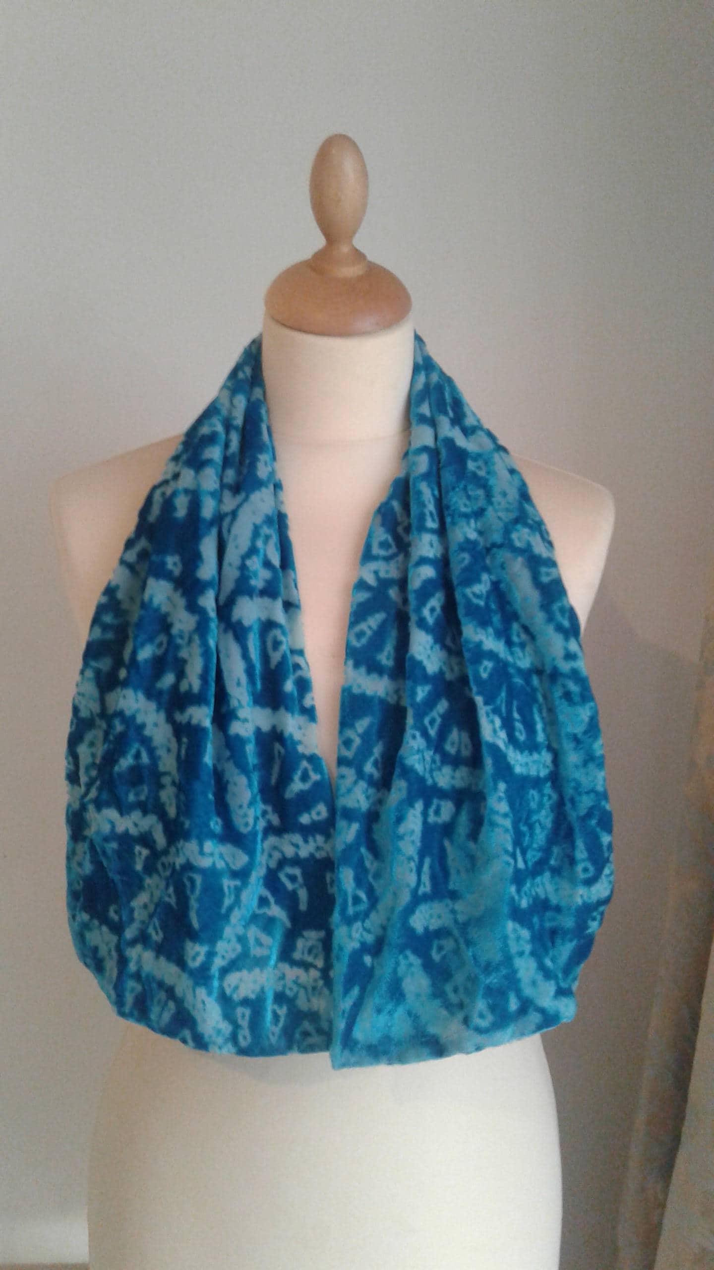 Blaue Seide/Viskose Devore Print Schal Blaue Seide/Viskose Devore Print Schal von Welshbydesign