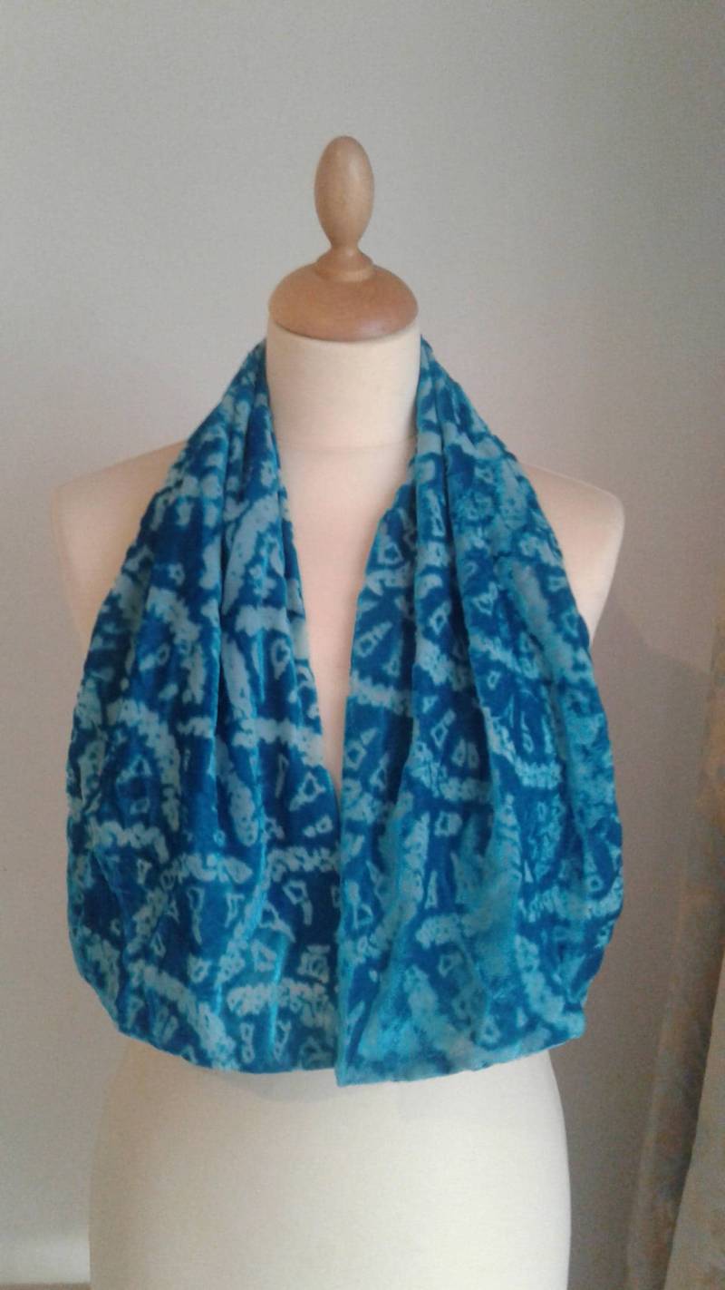 Blaue Seide/Viskose Devore Print Schal Blaue Seide/Viskose Devore Print Schal von Welshbydesign