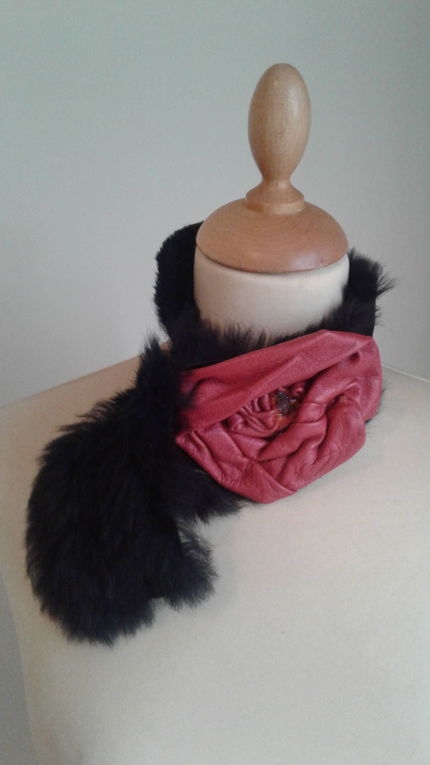 Schwarzer Toscana-Lammfell, Leder Und Blumen Perlen Halswärmer Schwarzer Toscana-Lammfell, Leder Und Blumen Perlen Halswärmer von Welshbydesign