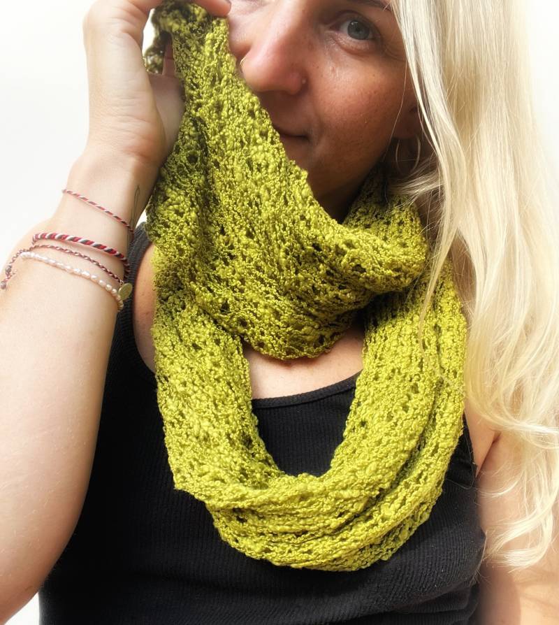 Chunky Knit Round Scarf Green Yellow, Net Wrap Scarf, Light Women's Autumn Soft Tube Boho Hippie Infinity von WeltentaenzerBerlin