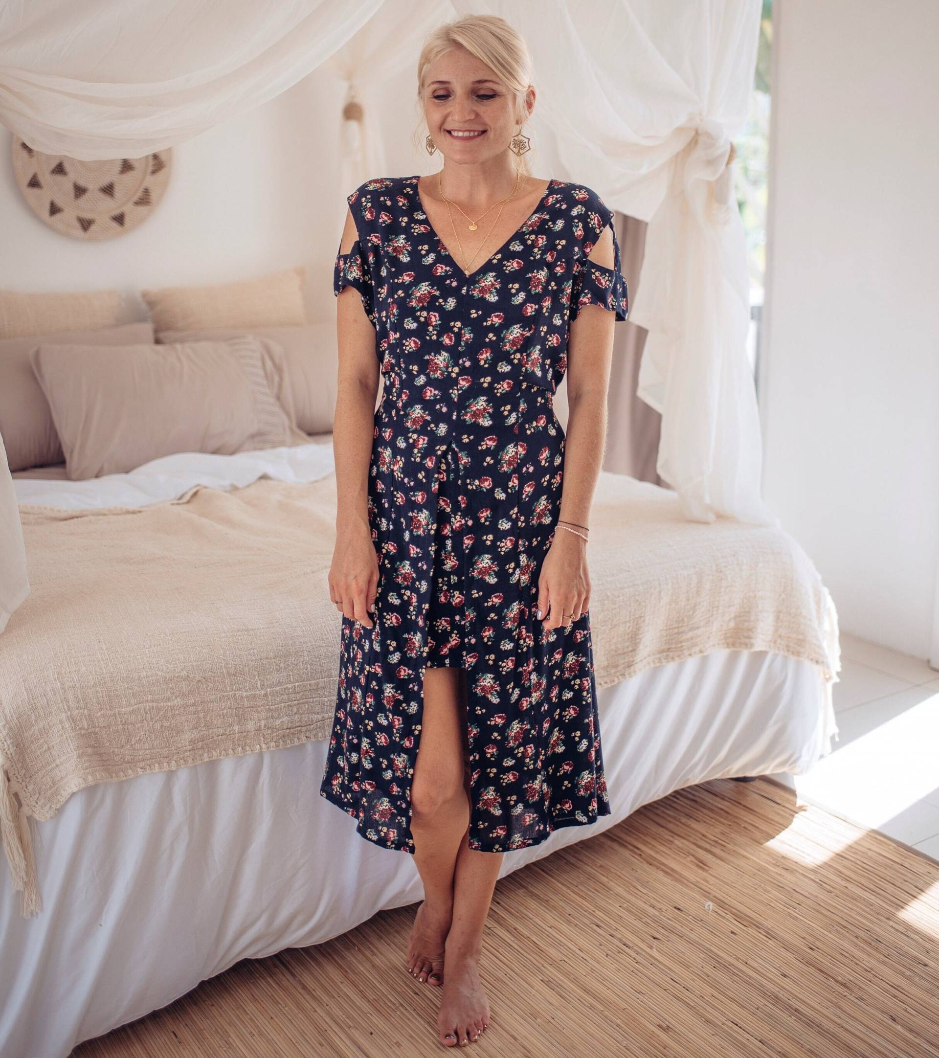Cut-Out Midi Dress Dark Blue Rose Pattern. Floral Summer Dress Irregular Hem. Front Short Back Long Dress. Waisted Boho Asymmetrical Cut-Out Midi Dress Dark Blue Rose Pattern. Floral Summer Dress Irregular Hem. Front Short Back Long Dress. Waisted Boho Asymmetrical von WeltentaenzerBerlin