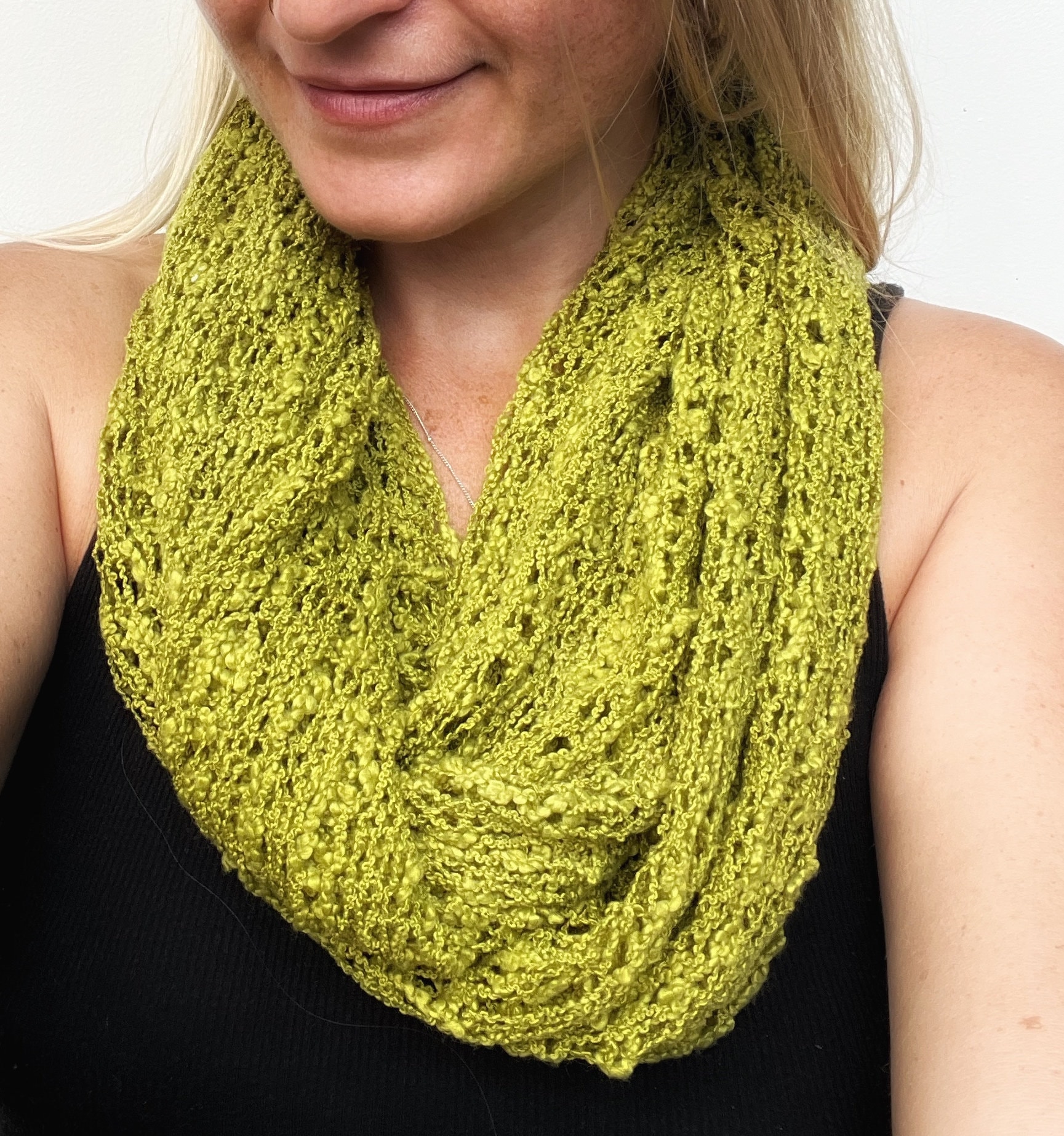 Grobstrick Rundschal Gelbgrün, Netz Wickelschal, Leichter Damen Herbstschal, Weicher Schlauchschal, Boho Hippie Infinity Schal von WeltentaenzerBerlin