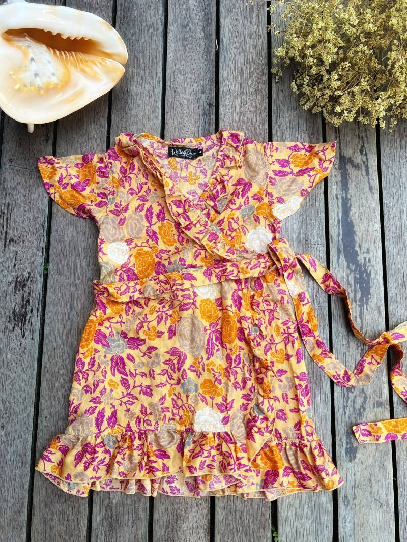 Mädchen Kleid Blumen Sommer Mit Rüschen Zum Wickeln Orange Pink, Kinder Wickelkleid Einheitsgröße, Matching Mama Tochter Boho von WeltentaenzerBerlin