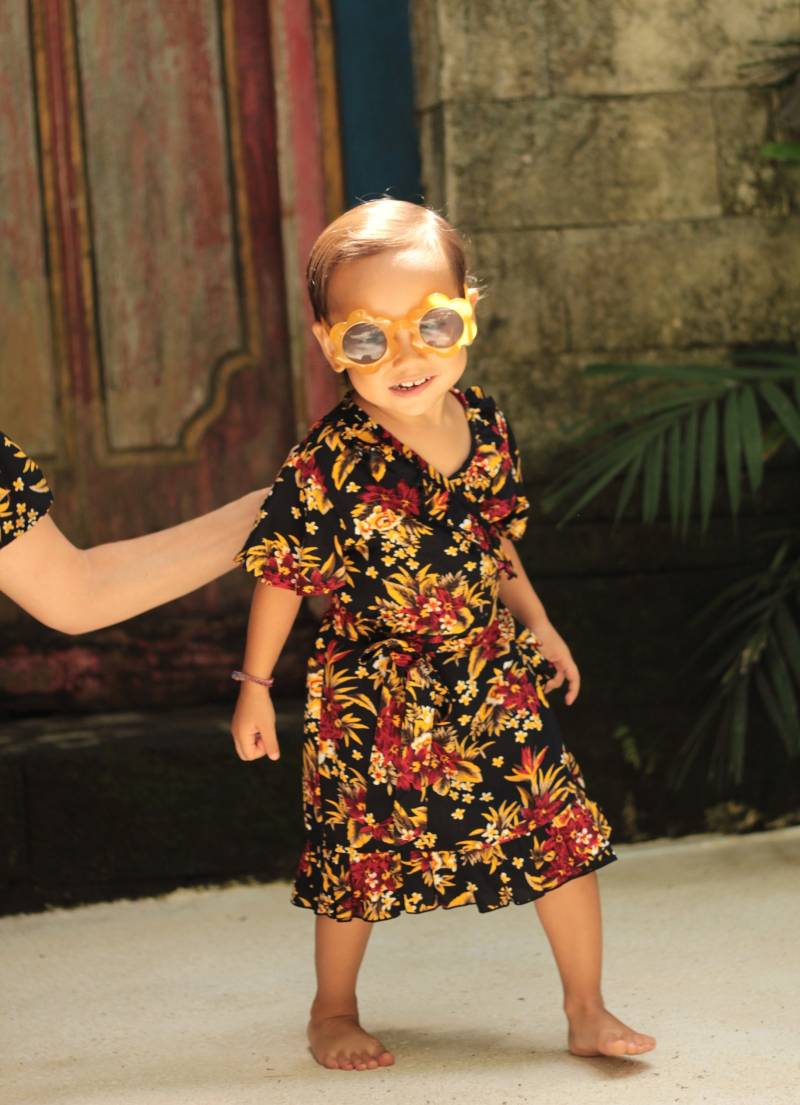 Mädchen Kleid Blumen Sommer Mit Rüschen Zum Wickeln Schwarz Rot, Kinder Wickelkleid Einheitsgröße, Matching Mama Tochter Boho von WeltentaenzerBerlin
