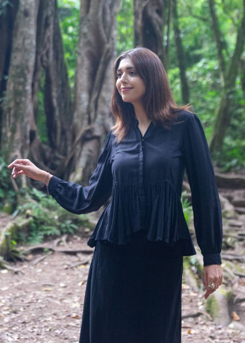 Schwarze Boho Volant Bluse Langarm - Rüschen-Saum V-Schschniit Verdeckte Knopfleiste Büro Outfit Herbst Winter Jeden Tag von WeltentaenzerBerlin