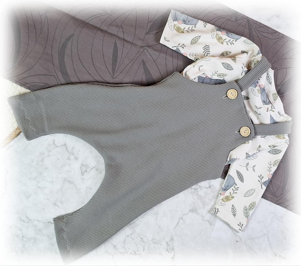 Handgefertigtes Set Aus Latzhose Und Longleeves Grau von WelzEmotion1