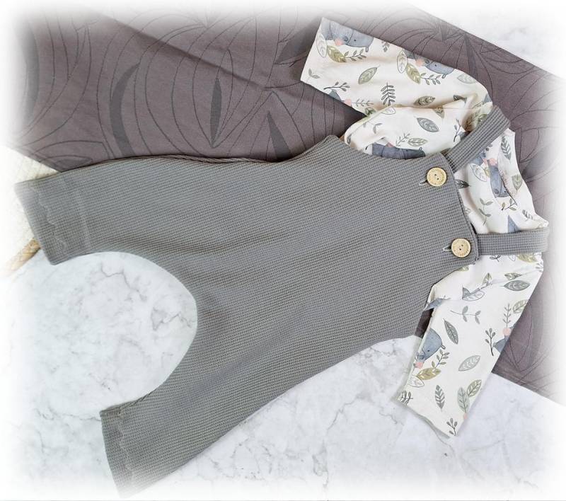 Handgefertigtes Set Aus Latzhose Und Longleeves Grau von WelzEmotion1
