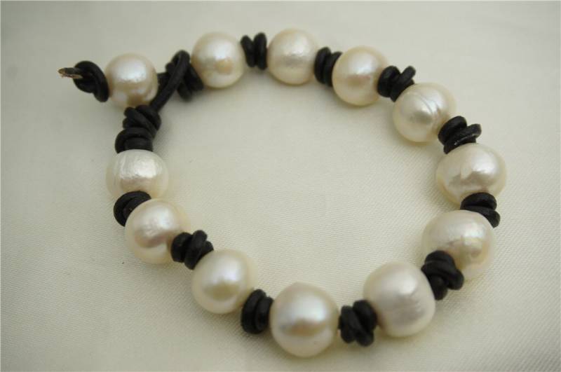 11 Mm Perlenarmband, Lederperlen Armband, Handgefertigte Armspange, Weiße Perlen Auf Braunem Leder, Le7-031 von WenPearls