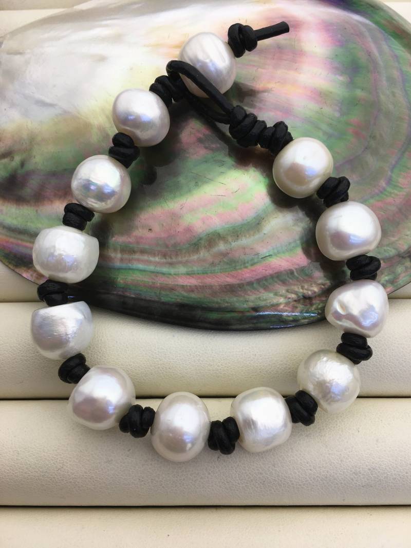 12-13mm Weiße Große Perle Lederarmband - Lederperlen Armband Echtes Leder Le7-005 von WenPearls
